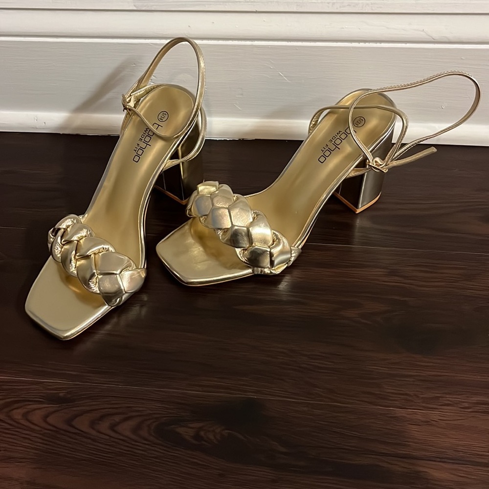boohoo gold shiny heel! Square toe size 7